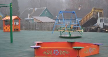 В Андреаполе на детской площадке появилось резиновое покрытие