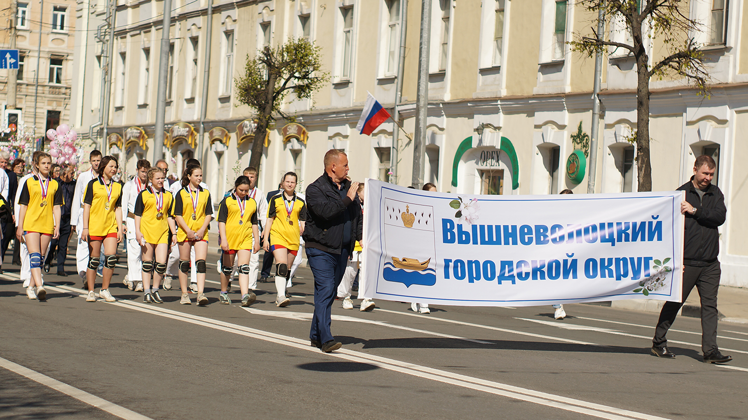 15000 человек фото. демонстрация в телемосте. шествие екатеринбург. первомай демонстрация. первомайское шествие кпрф.