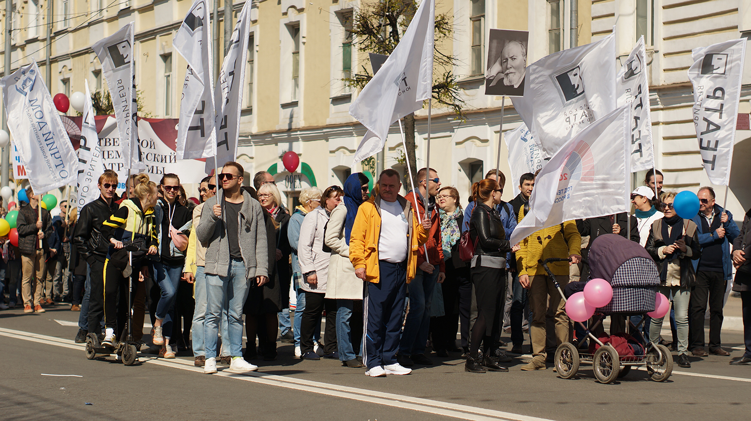 первомайская демонстрация профсоюз волгоград. первомайская демонстрация в красноярске. 15000 человек. первомайская демонстрация в твери. праздники на 1 мая в пермском крае.