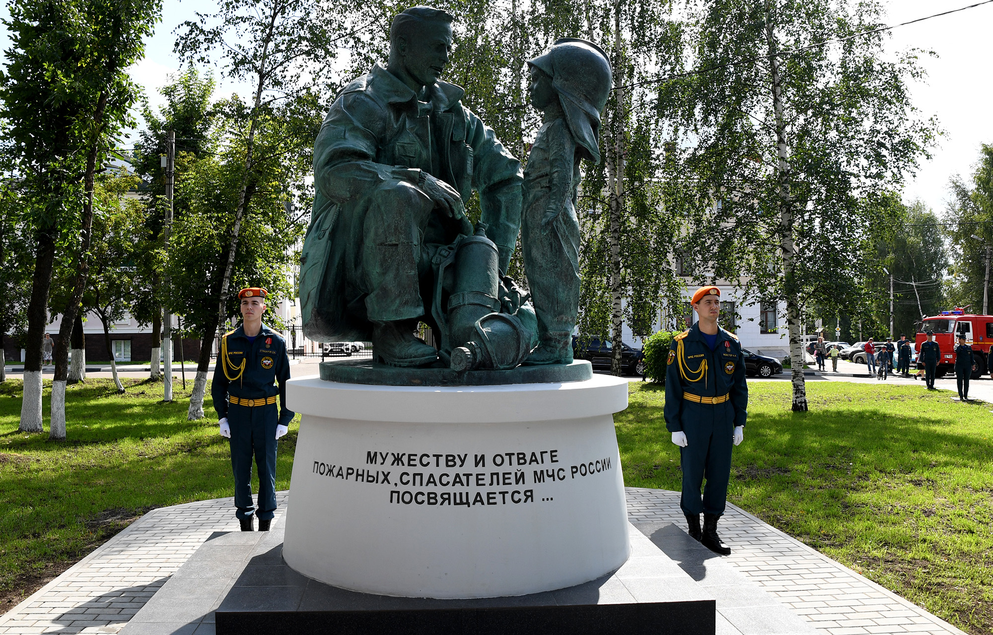 Памятник спасателям и пожарным в москве