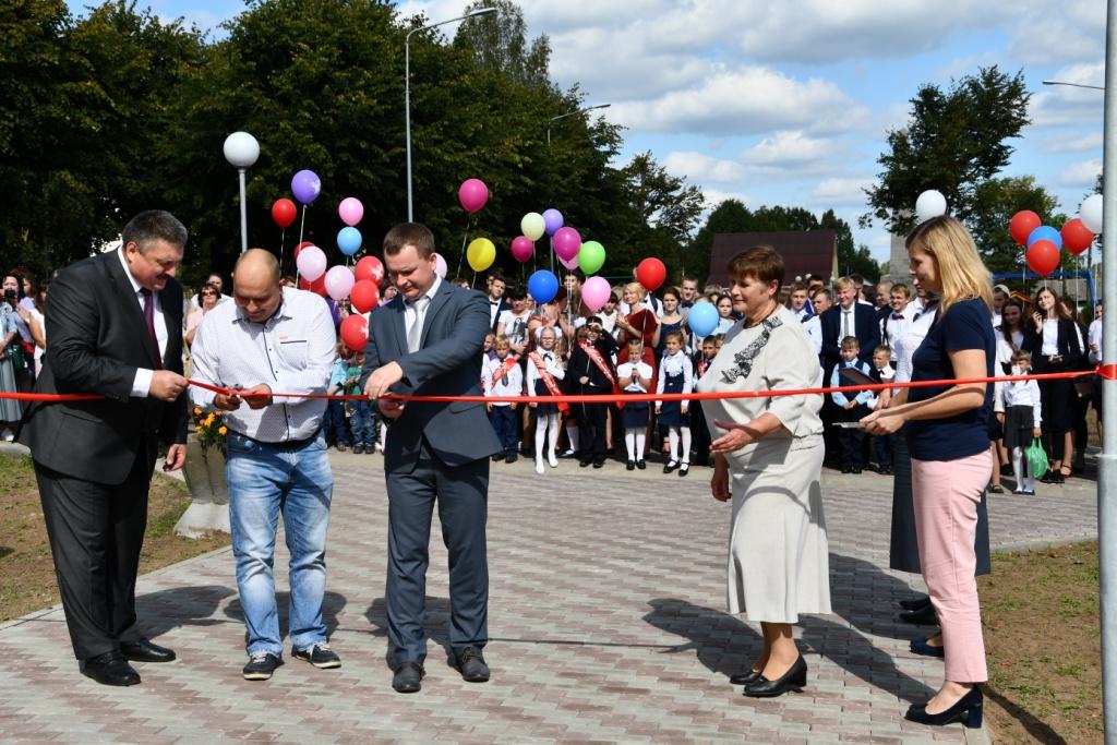 Торжественно открыли. Сквер Андреаполь. Мэр города Андреаполь. Андреаполь администрация. Андреаполь ДК.