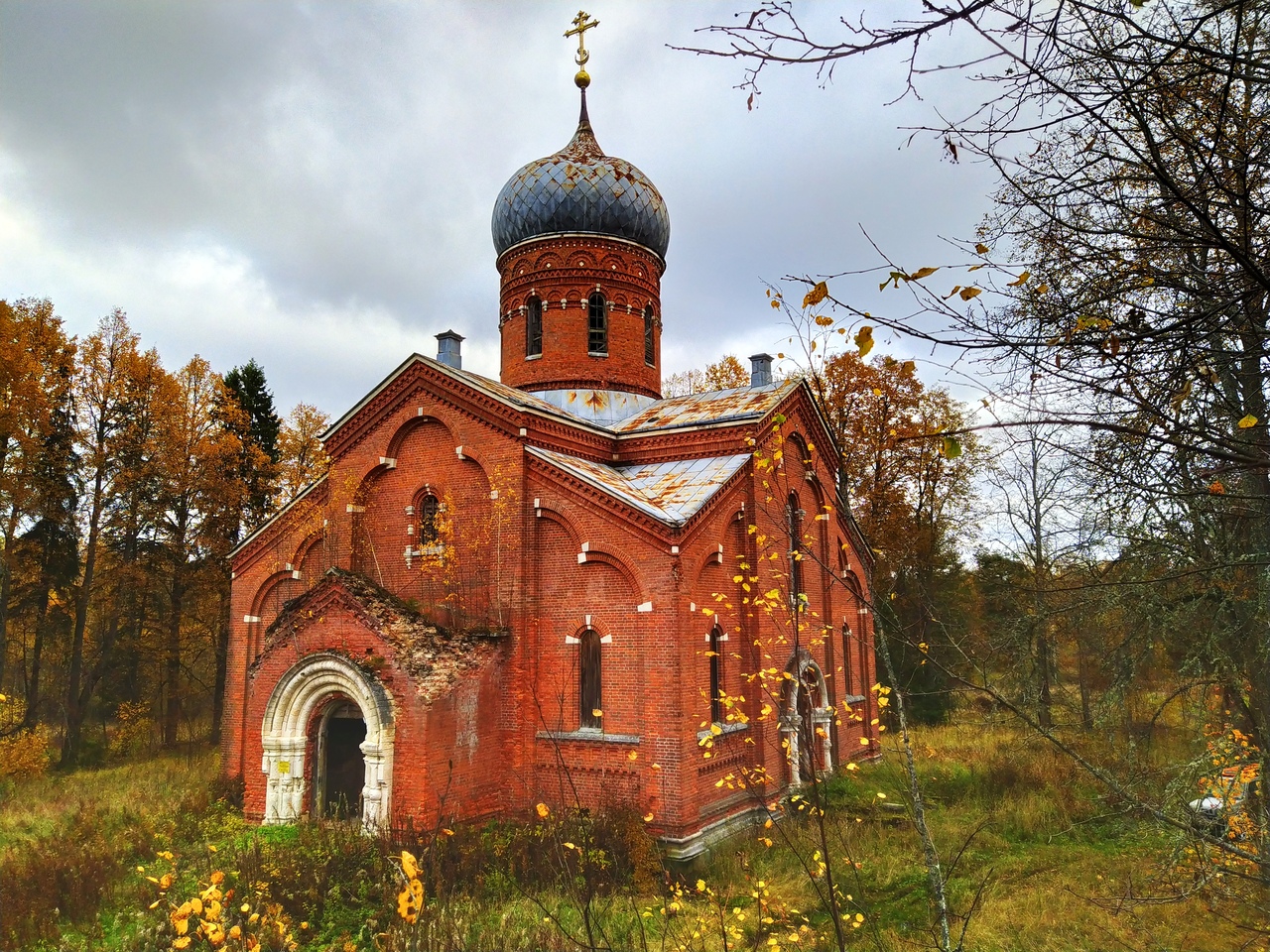 Храм в старых садах