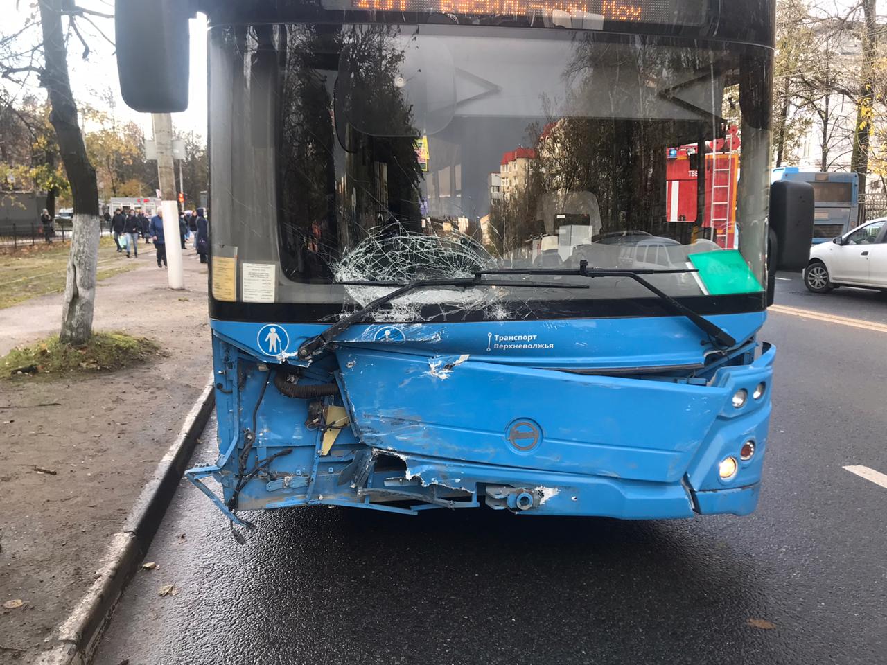 В Твери столкнулись иномарка и автобус, есть пострадавший