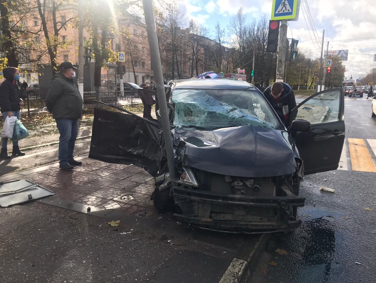 В Твери столкнулись иномарка и автобус, есть пострадавший