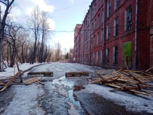 Вышний Волочёк: трещины и ямы с водой - это норма?