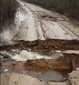 В Кашине поднявшейся водой смыло новый мост и размыло дорогу