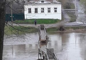 В Кашине поднявшейся водой смыло новый мост и размыло дорогу