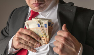 В Тверской области директор МУП стал фигурантом уголовного дела за баснословные премии себе