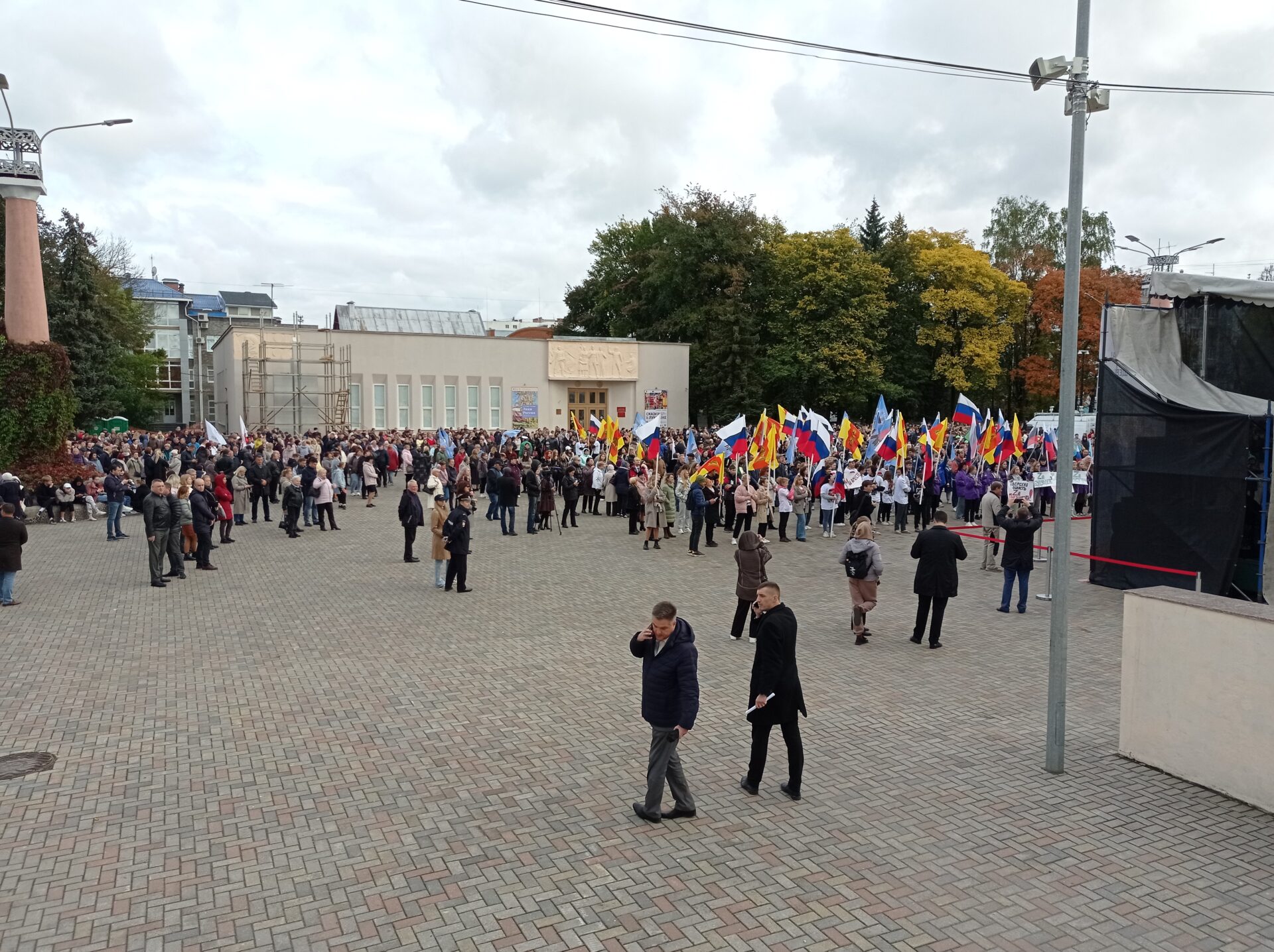 Митинг в харькове сегодня 2024. Митинг в Твери. Митинг в Твери сегодня. Площадь славы Тверь. Сквер на Тверской.