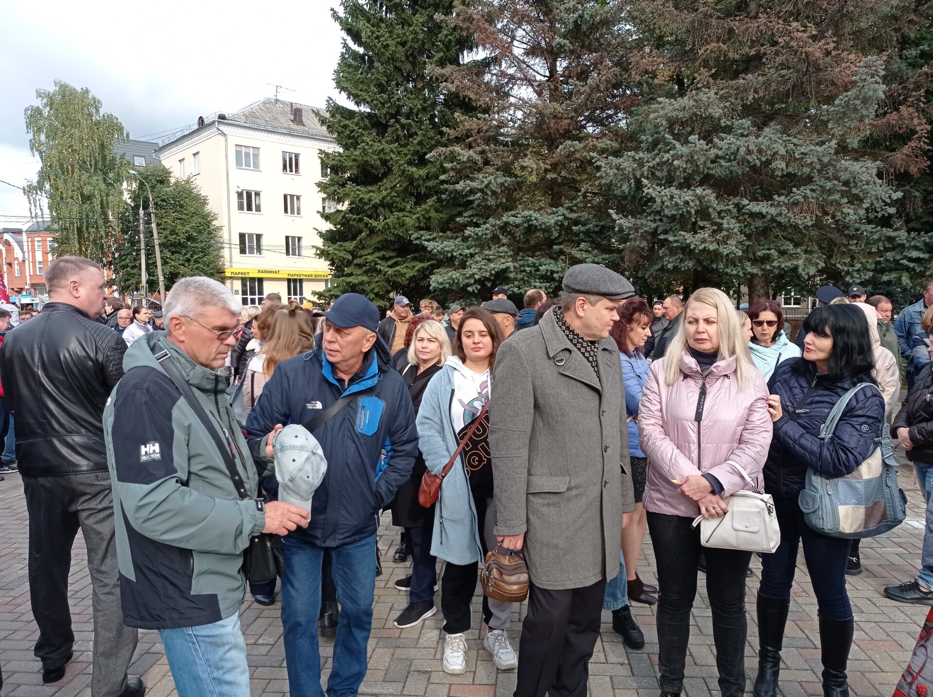 Митинг в твери. Митинг в Твери на площади славы сентябрт2022. Митинги в Батайске.