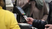 Житель Твери потратил деньги с чужой карты на ставки