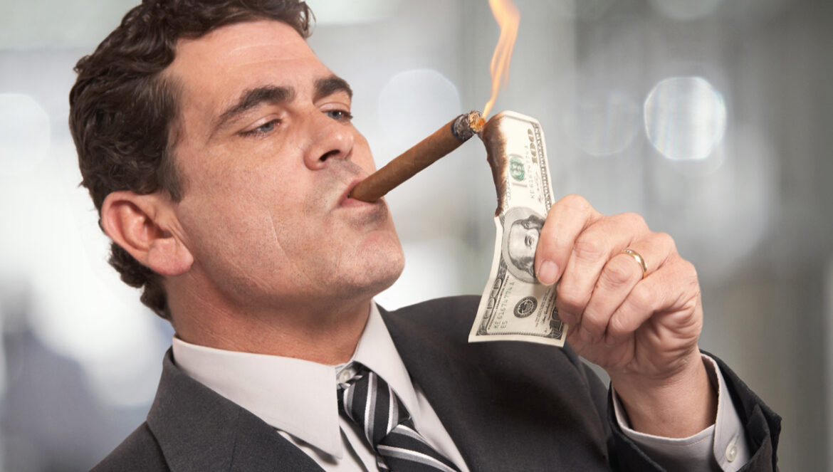 Дорогая одежда, кафе и SPA: жители Тверской области рассказали о лишних расходах