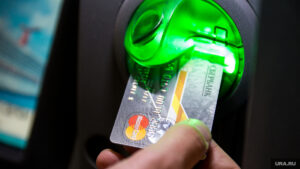 Тверичан предупредили о риске использования некоторых банковских карт