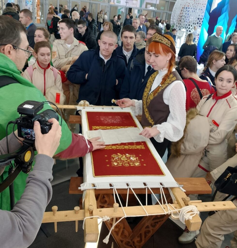 На выставке «Россия» в Москве прошёл мастер-класс от «Торжокских золотошвей»