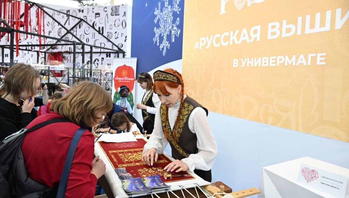 "Торжокские золотошвеи" провели очередной мастер-класс на выставке "Россия" в Москве