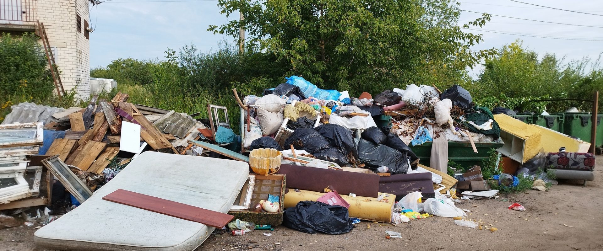 Калининский район: без света, воды и по уши в мусоре