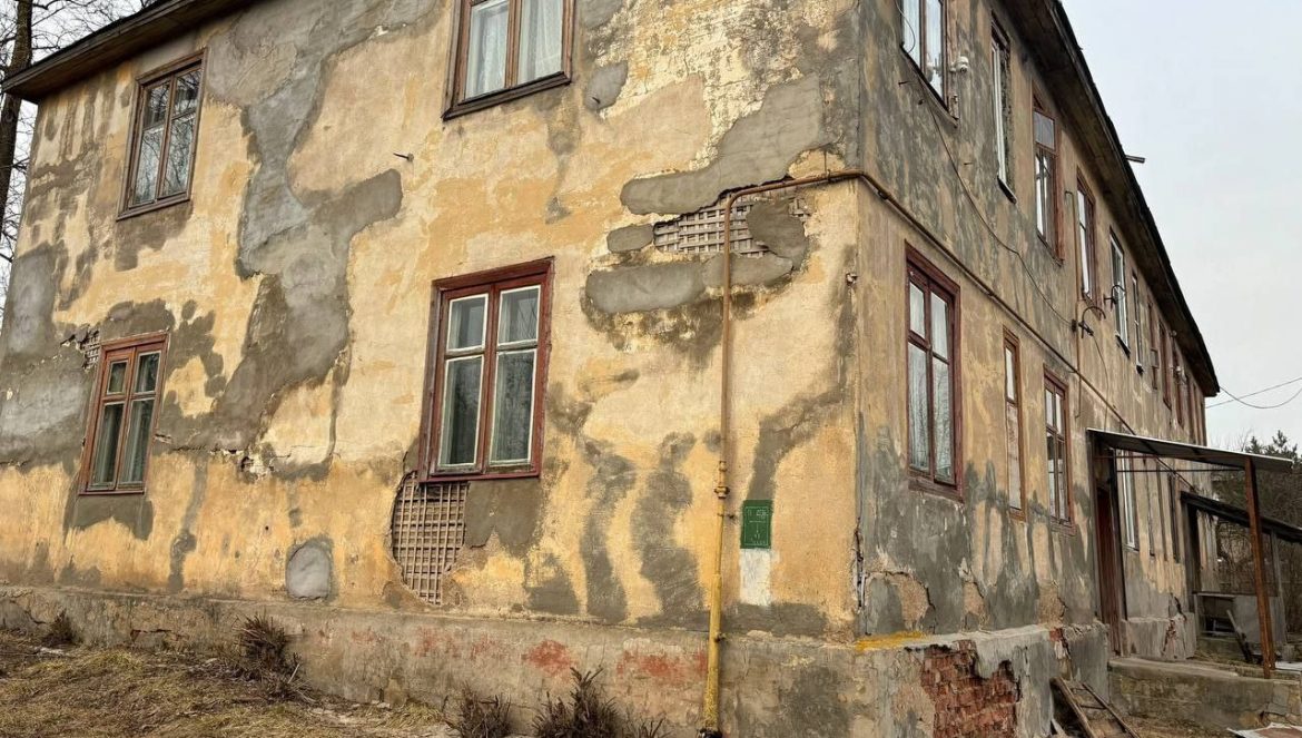 В Тверской области в доме, 8 лет назад признанным аварийным, живут люди