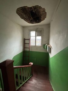 В Тверской области в доме, 8 лет назад признанным аварийным, живут люди