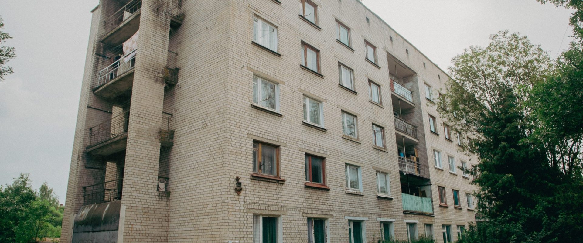 В Торжке 46 семей уже два месяца живут без света в аварийном общежитии