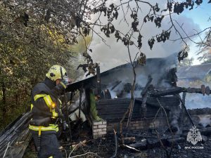 Пожарные тушили пожар на дачах в Калининском МО