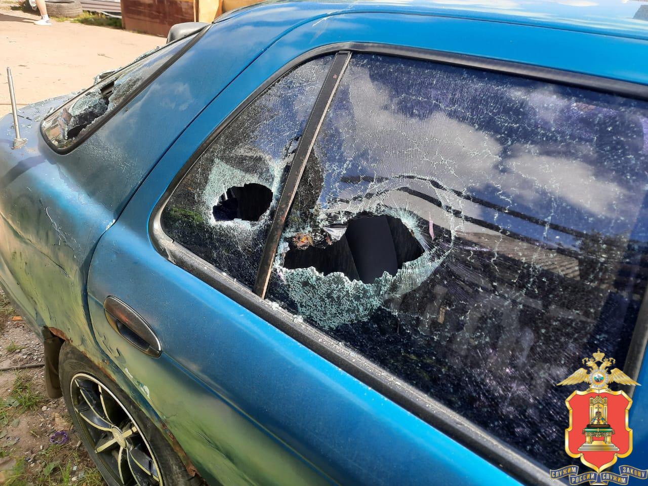 В Конаково пьяный разбил молотком автомобиль из-за неприязни