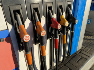 Цены на бензин в Тверской области продолжает лихорадить