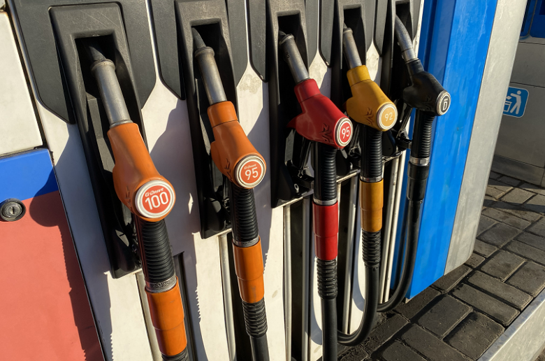 Не по дням, а по часам: бензин в Тверской области стремительно дорожает