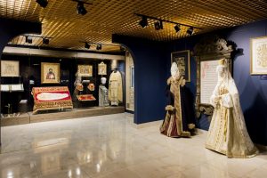 Мастерицы фабрики "Торжокские золотошвеи" воссоздали костюм новоторки XVII века