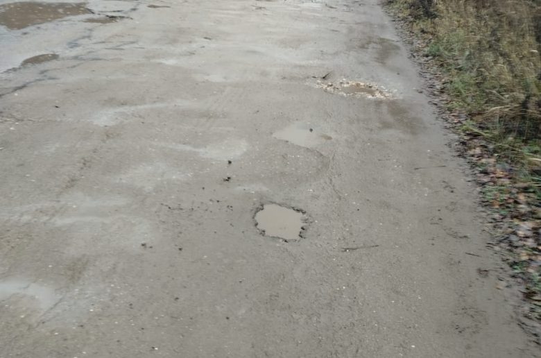 Жители Осташковского округа возмущены ямочным ремонтом в лужи