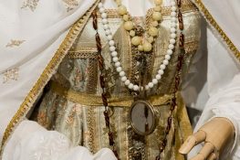 Мастерицы фабрики "Торжокские золотошвеи" воссоздали костюм новоторки XVII века