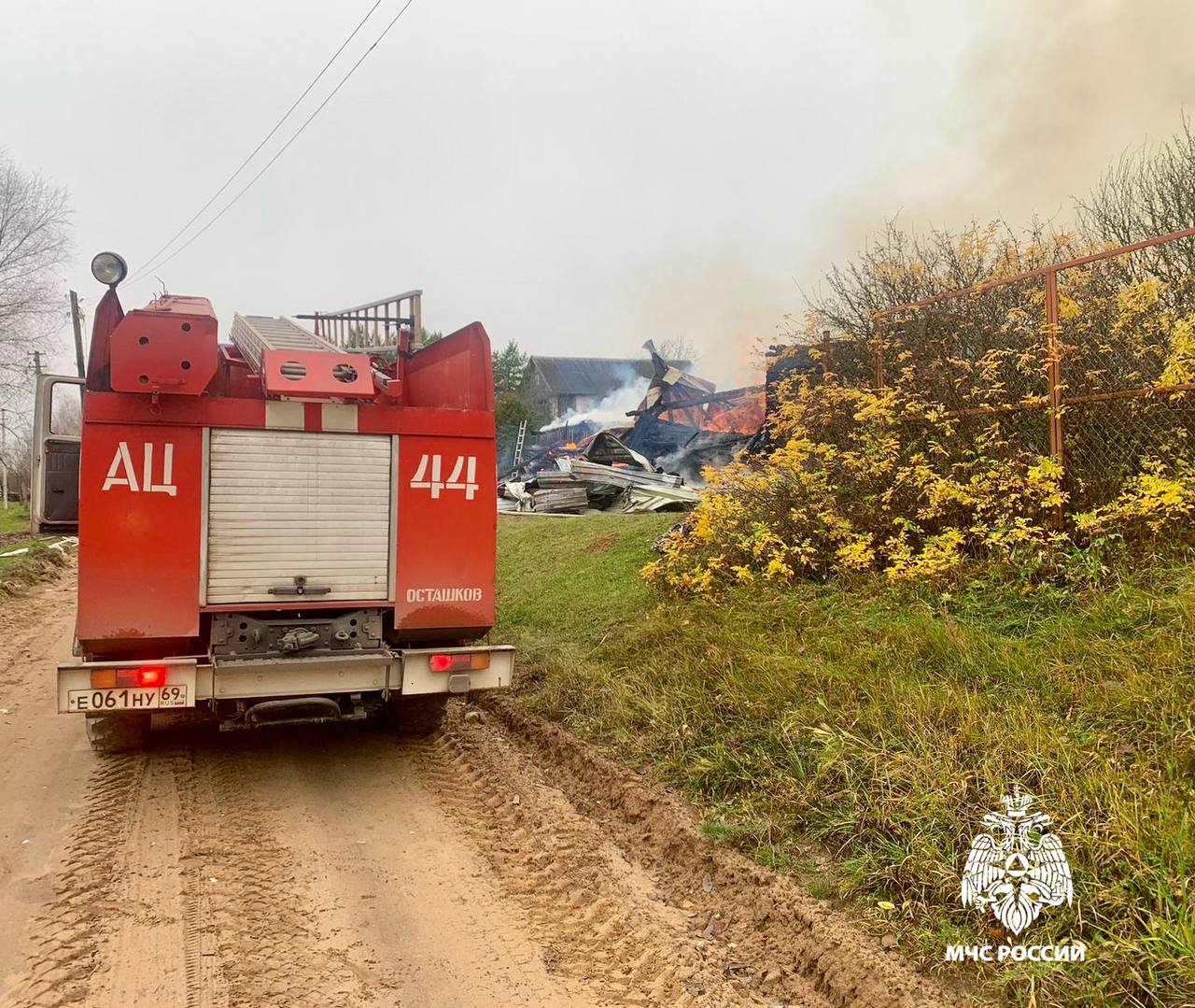 В деревне Ясенское пострадал хозяин горящего дома