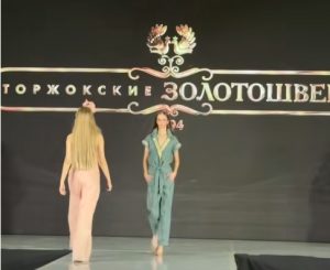 "Торжокские золотошвеи" показали льняную коллекцию 2026 на выставке в Москве