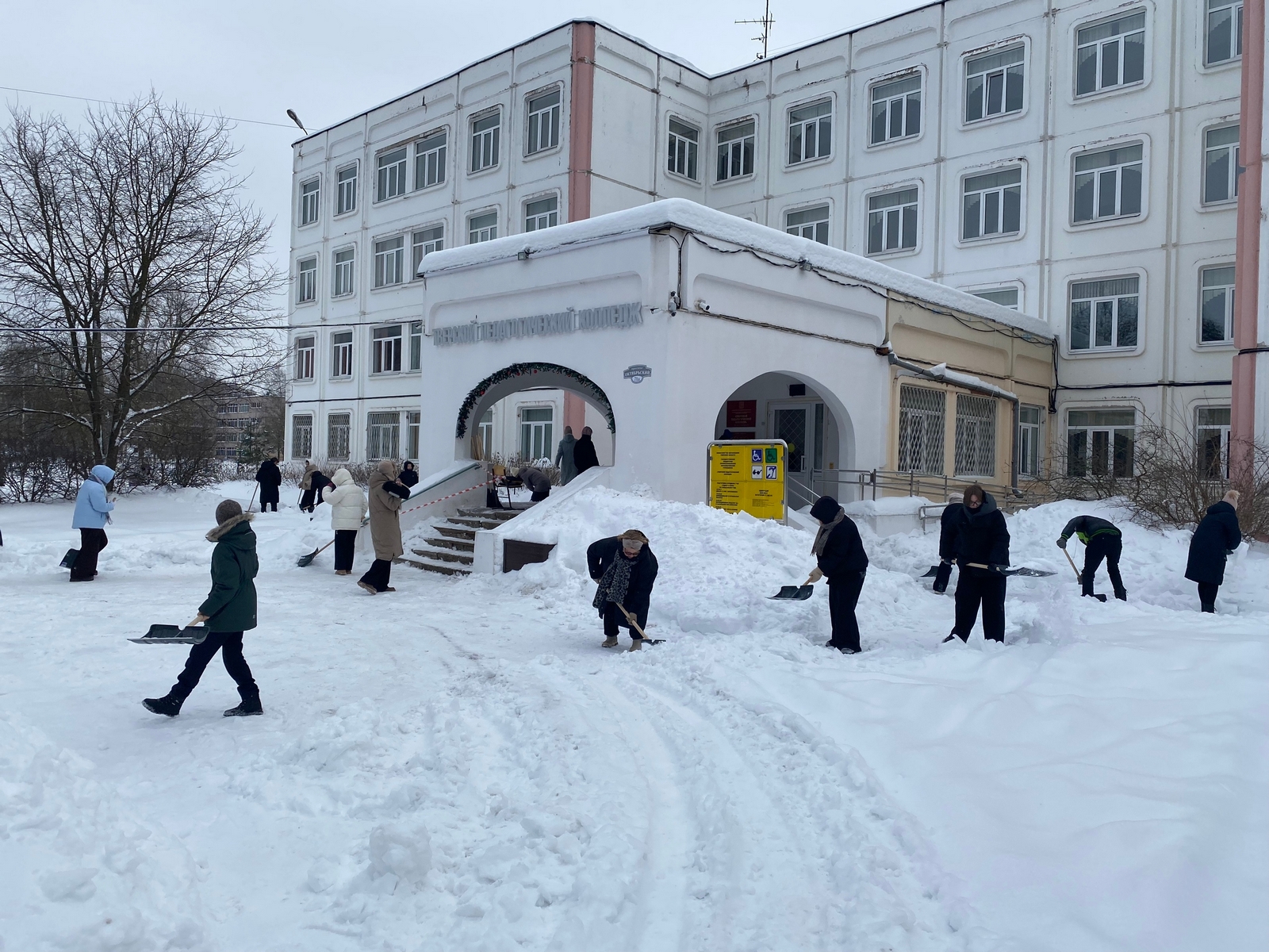 Бизнес и студенты вышли на уборку снега в Тверской области