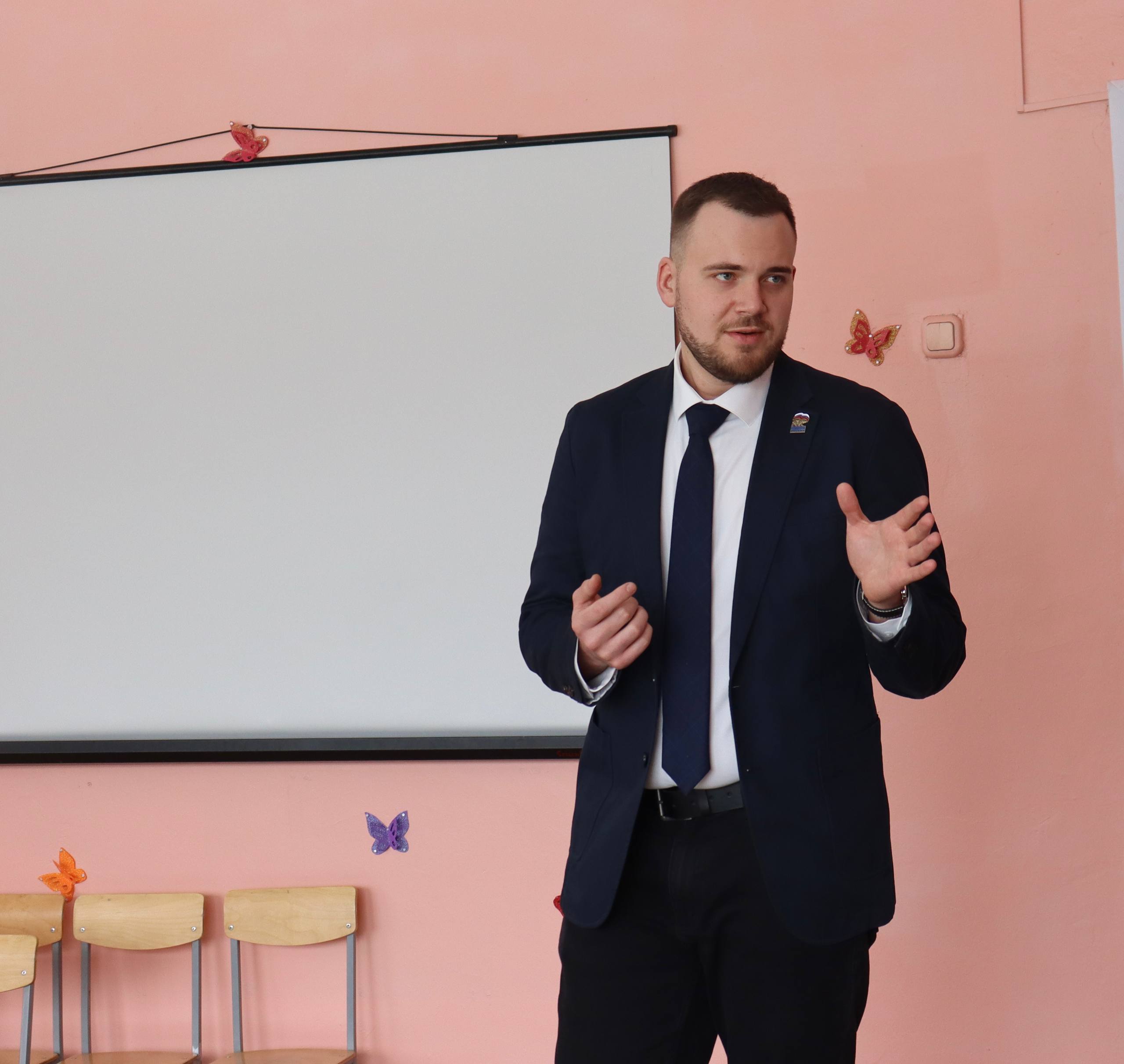 Кирилл Николаев поздравил коллективы Бежецка с 8 Марта