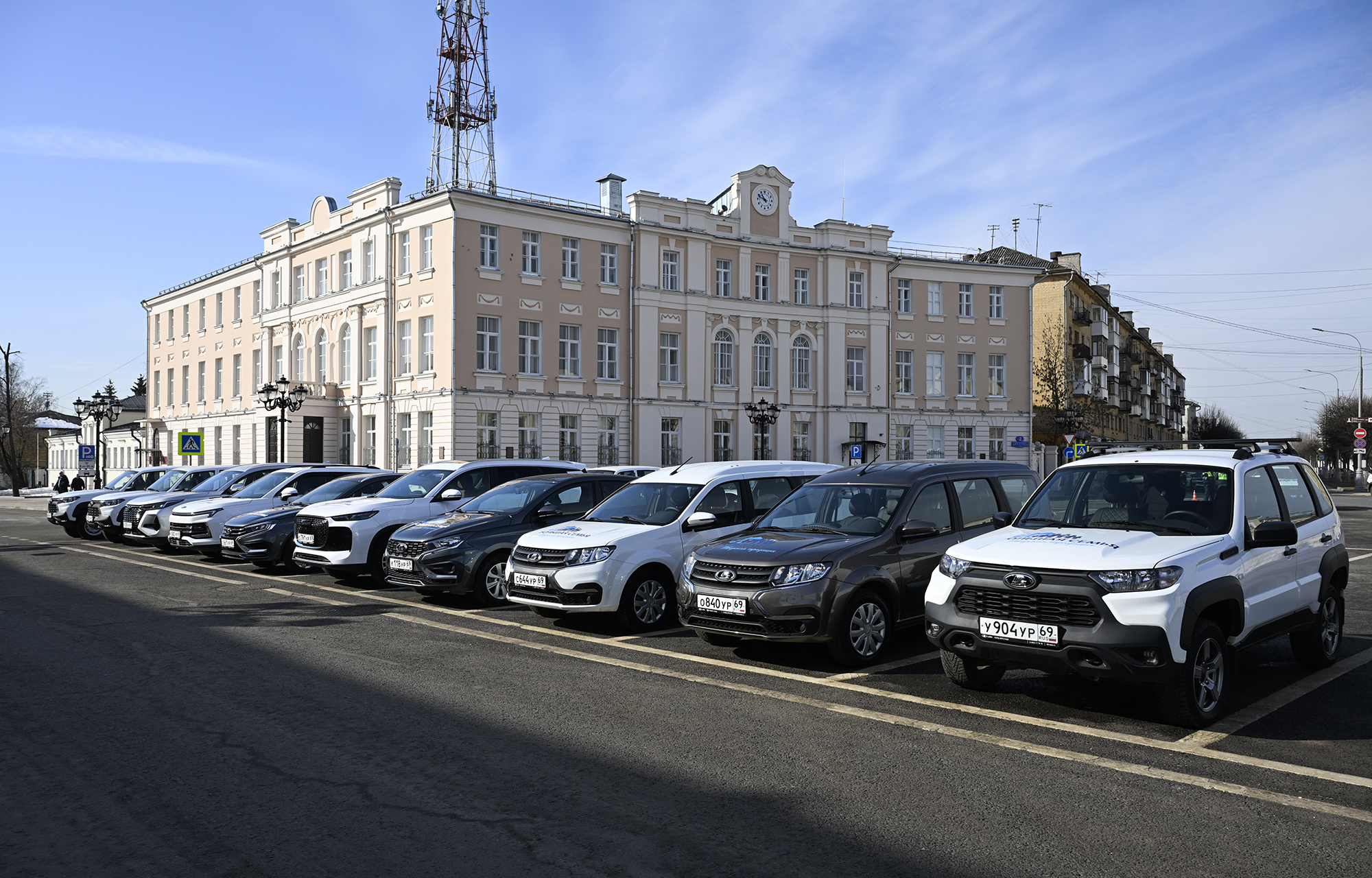 Многодетные семьи Верхневолжья получили ключи от новых машин