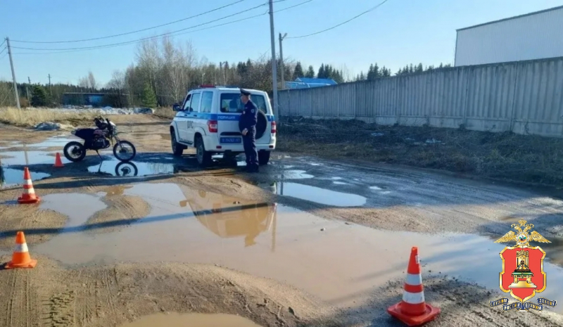 12-летний гонщик на питбайке удирал от ДПС и влетел в лужу