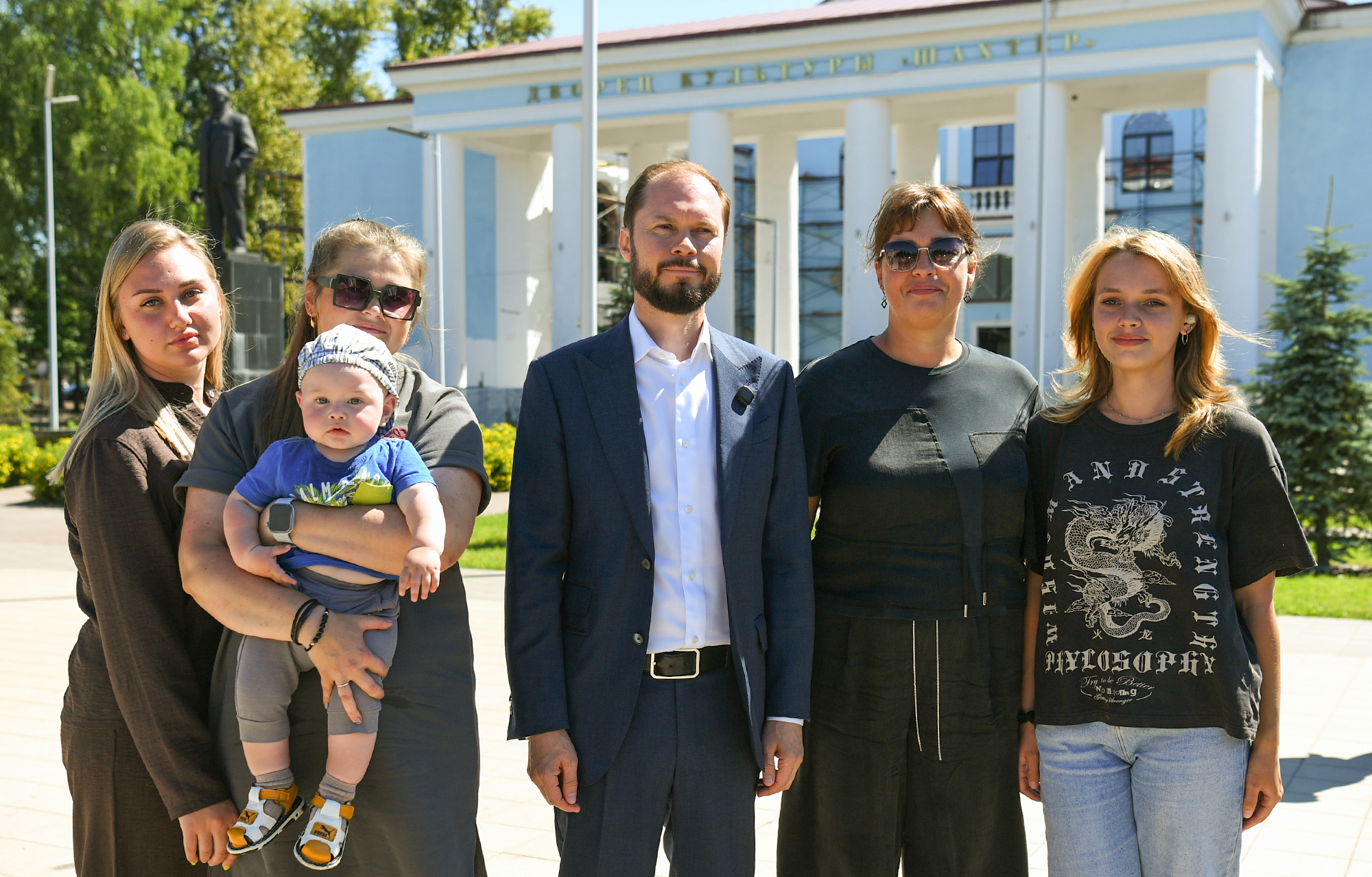 Виталий Королев пообщался с жителями Нелидово у ДК Шахтёр