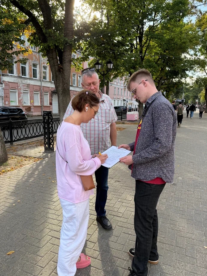 В центре Твери прошла акция в память о Михаиле Круге