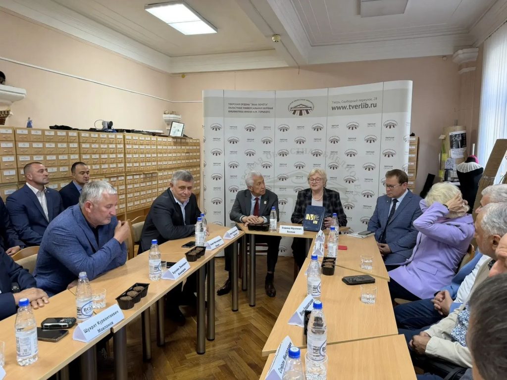 Владимир Васильев оказал содействие с оснащением спортшколы и библиотеки в Твери